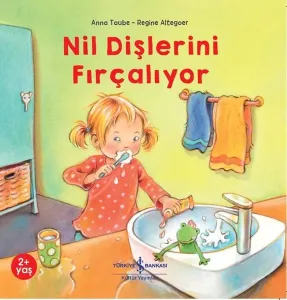 Nil Dişlerini Fırçalıyor