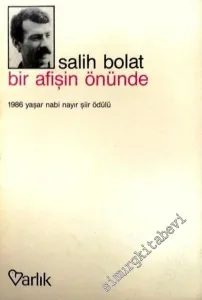 Bir Afişin Önünde -