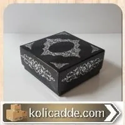 Siyah Karton Üzerine Yaldızlı Gümüş Saray Desenli Karton Kutu 8x8x3,5 cm