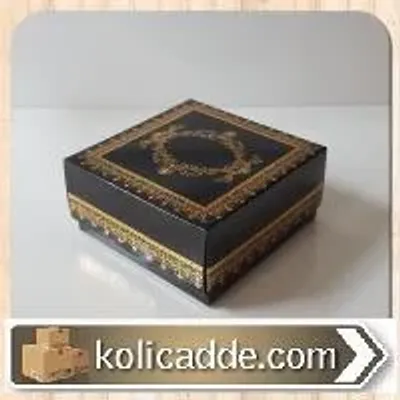 Siyah Karton Üzerine Yaldızlı Altın Sarısı Kilim Desenli Karton Kutu 8x8x3,5 cm