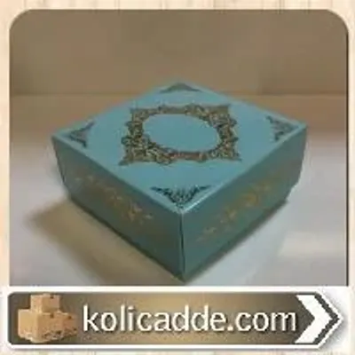 Mavi Karton Üzerine Yaldızlı Altın Sarısı Saray Desenli Karton Kutu 8x8x3,5 cm