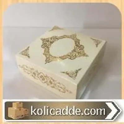 Krem Karton Üzerine Yaldızlı Altın Sarısı Saray Desenli Karton Kutu 8x8x3,5 cm