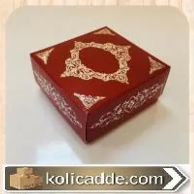 Bordo Karton Üzerine Yaldızlı Gümüş Saray Desenli Karton Kutu 8x8x3,5 cm