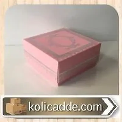 Pembe Karton Üzerine Yaldızlı Gümüş Kilim Desenli Karton Kutu 8x8x3,5 cm