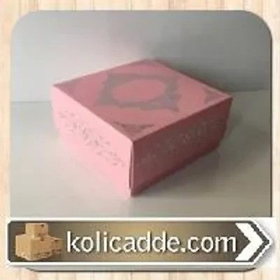 Pembe Karton Üzerine Yaldızlı Gümüş Saray Desenli Karton Kutu 8x8x3,5 cm