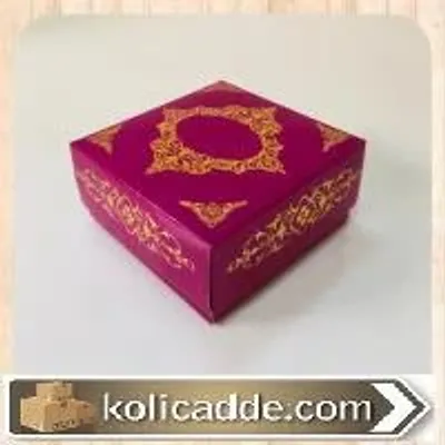Mor Karton Üzerine Yaldızlı Altın Sarısı Saray Desenli Karton Kutu 8x8x3,5 cm