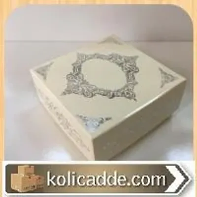 Krem Karton Üzerine Yaldızlı Gümüş Saray Desenli Karton Kutu 8x8x3,5 cm