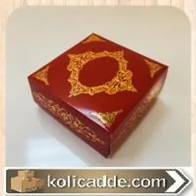 Bordo Karton Üzerine Yaldızlı Altın Sarısı Saray Desenli Karton Kutu 8x8x3,5 cm