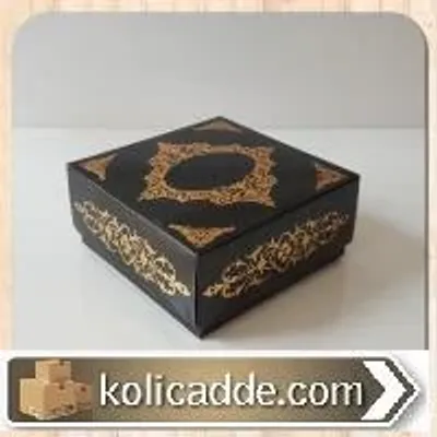 Siyah Karton Üzerine Yaldızlı Altın Sarısı Saray Desenli Karton Kutu 8x8x3,5 cm