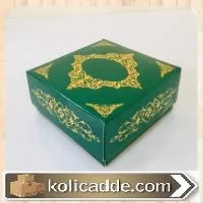 Yeşil Karton Üzerine Yaldızlı Altın Sarısı Saray Desenli Karton Kutu 8x8x3,5 cm