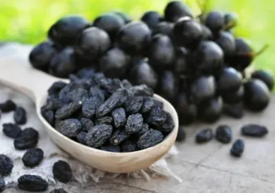ÇEKİRDEKLİ SİYAH ÜZÜM KURUSU (500GR)