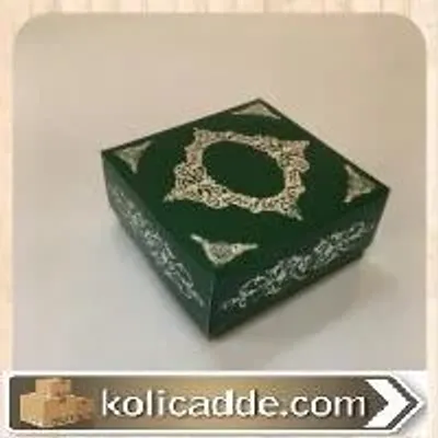 Yeşil Karton Üzerine Yaldızlı Gümüş Saray Desenli Karton Kutu 8x8x3,5 cm