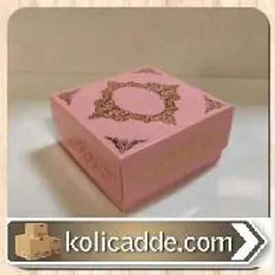 Pembe Karton Üzerine Yaldızlı Altın Sarısı Saray Desenli Karton Kutu 8x8x3,5 cm