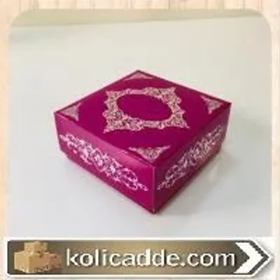 Mor Karton Üzerine Yaldızlı Gümüş Saray Desenli Karton Kutu 8x8x3,5 cm