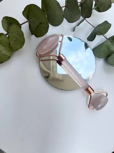 Pembe Kuvars Roller Yüz Masaj Aparatı- Gua Sha Pembe Kuvars Taşı Kalp 