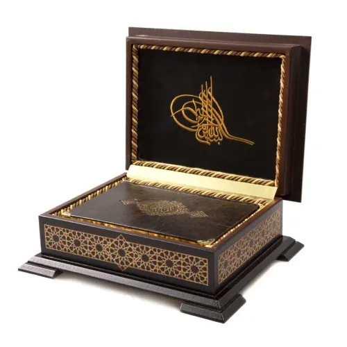 Ahşap Kutulu Kur'an-ı Kerim (0313 - Çanta Boy - Kahverengi) Ahşap Kutulu Kur'an-ı Kerim (0313 - Çanta Boy - Kahverengi)