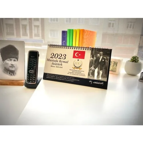 Cumhuriyetimizin 100. Yılına Özel Seri Gazi Mustafa Kemal Atatürk 2023 Yılı Masaüstü Takvimi