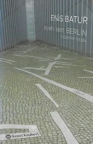 Siyah Sert Berlin (Üçgenler Kitabı)
