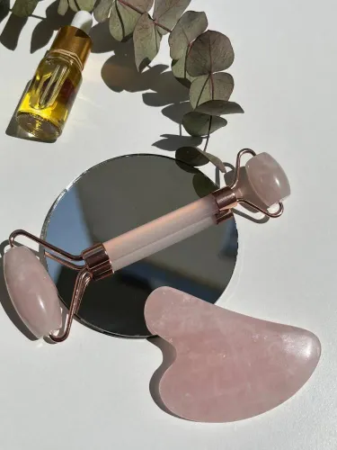 Pembe Kuvars Roller Yüz Masaj Aparatı- Gua Sha Pembe Kuvars Taşı Kalp 