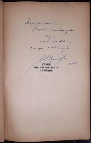 Yüzün Bir Yalnızlıktır Yüzümde (Sait Başer'e İthaflı İmzalı) Yüzün Bir Yalnızlıktır Yüzümde (Sait Başer'e İthaflı İmzalı)